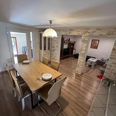 -self-check- 4-room Family House With Heated Tub Левице