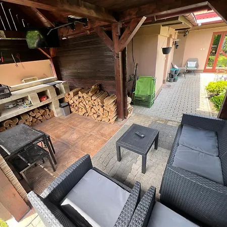 -self-check- 4-bedroom Family House With Heated Tub Dovolenkový dom Levice